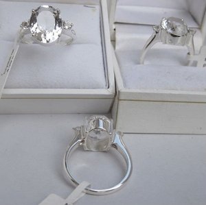 Elegante y lujoso anillo de piedras preciosas de cristal fino, un accesorio en la colección de joyas de lujo - Product Image 1