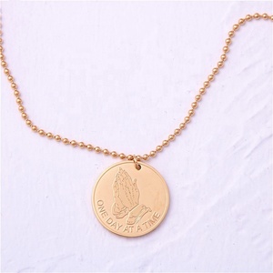 Collana con Ciondolo Medaglia a Forma di Mani in Preghiera in Acciaio Inox Placcato Oro Serenity - Product Image 3