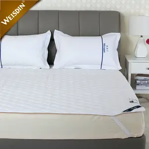 Lit king matelassé blanc de haute qualité, 200 g/m², housse de matelas imperméable, protecteur de literie d'hôtel