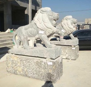 Statue di leoni in marmo naturale giallo scolpito per decorazioni da giardino esterno - Product Image 4