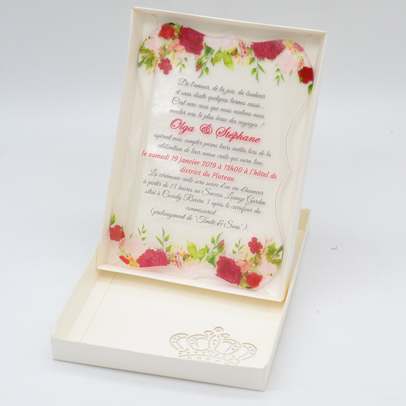Tarjeta de acrílico con la caja de tarjeta normal