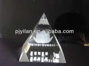 ファッションカスタマイズ3dレーザーのロゴの彫刻クリアクリスタルピラミッド文鎮