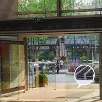 Paillasson d'entrée en aluminium encastré, moderne et innovant, avec insert à rayures de moquette, antidérapant et insonorisant, pour usage commercial