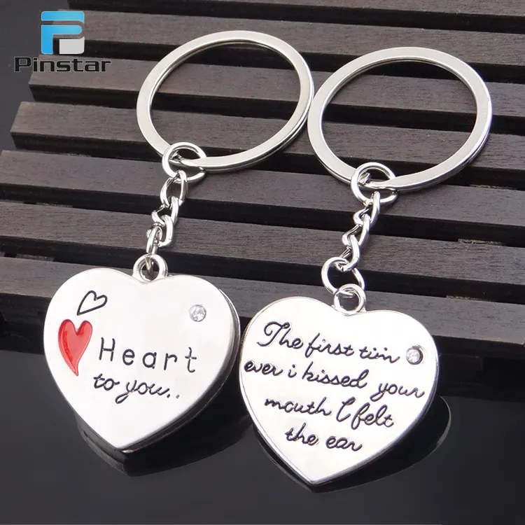 Personalizado gravado em forma de coração bonito casal carta chaveiros