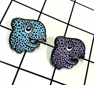 Personalizado pulpo pin esmalte duro insignia con dos colores - Product Image 3