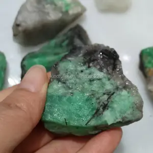 散装天然岩石祖母绿标本