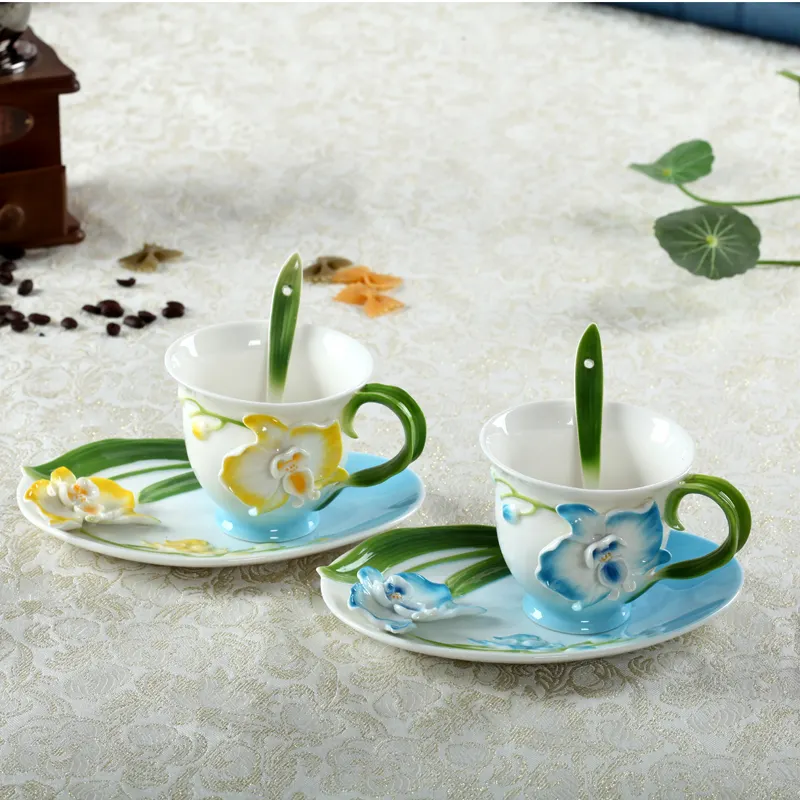 3D 디자인 손으로 만든 꽃 모양의 에나멜 세라믹 차 커피 머그잔 컵 세트 접시와 숟가락
