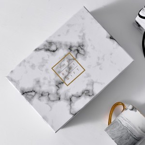 Contenitore regalo di cartone stampato in marmo bianco personalizzato per invito a nozze con Logo in lamina d'oro - Product Image 2