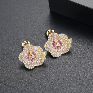 Aretes LUOTEEMI con Circonita Cúbica Rosa Pequeña en Forma <span class=keywords><strong>de</strong></span> Flor y <span class=keywords><strong>Mariposa</strong></span> para Mujer - Product Image 4