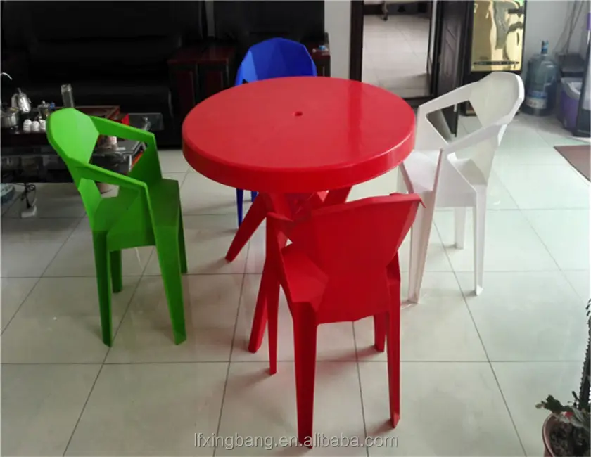प्लास्टिक की मेज और कुर्सियों