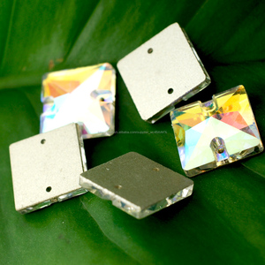 Comercio al por mayor de cristal <span class=keywords><strong>AB</strong></span> flatback dos agujeros cuadrados pirámide de cristal cose en el rhinestone - Product Image 1