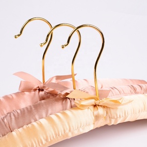 Cintre rembourré en <span class=keywords><strong>satin</strong></span> de soie pour chambre d'hôtel personnalisé d'Inspring avec crochet doré <span class=keywords><strong>cintres</strong></span> élégants en tissu pour lingerie et sous-vêtements - Product Image 4