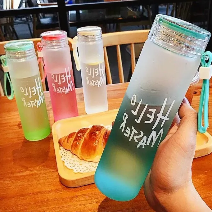 Botella de agua de vidrio con letras coloridas, con cubierta de tela esmerilada, portátil, para beber