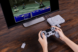 อะแดปเตอร์ไร้สาย 8Bitdo สีเทา ตัวรับสัญญาณเกมแพด USB สำหรับ PS1 <span class=keywords><strong>Classic</strong></span> Edition / Nintendo Switch / Win / <span class=keywords><strong>MacOS</strong></span> - Product Image 3