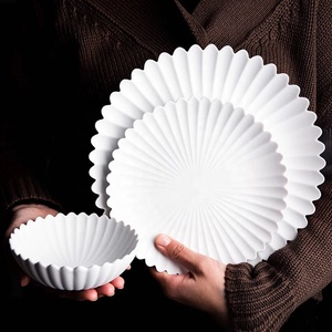Assiette <span class=keywords><strong>en</strong></span> porcelaine blanche unie <span class=keywords><strong>en</strong></span> céramique de mariage <span class=keywords><strong>en</strong></span> forme de tournesol <span class=keywords><strong>en</strong></span> relief Offre Spéciale d'usine - Product Image 1