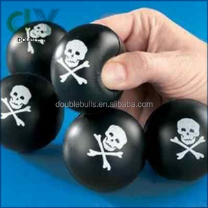 Pelota suave de espuma PU respetuosa con el medio ambiente de <span class=keywords><strong>pirata</strong></span> personalizada, Bola de alivio para apretar calavera y tibias cruzadas de 6,3 cm para edades de 2 a 7 años - Product Image 1