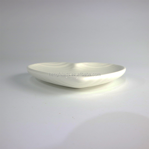 Blanc pas cher <span class=keywords><strong>en</strong></span> céramique émaillée <span class=keywords><strong>en</strong></span> <span class=keywords><strong>forme</strong></span> <span class=keywords><strong>de</strong></span> <span class=keywords><strong>coeur</strong></span> mariage assiettes - Product Image 3