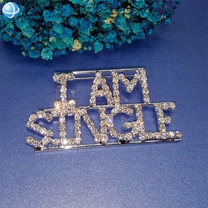Broche en alliage personnalisée pour fille et garçon, avec lettres en strass, bijoux, cadeaux, 1 pièce - Product Image 3