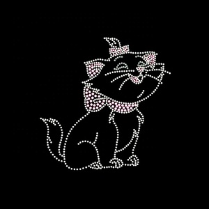 Transfert de strass motif poisson, avec des reflets magenta, lime et aqua, et des ondulations d'eau éclatantes, pour maillots de bain, bikinis et boardshorts - Product Image 4
