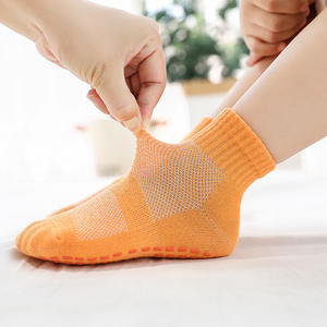 Chaussettes antidérapantes antidérapantes pour <span class=keywords><strong>trampoline</strong></span> Chaussettes de parc avec poignées Chaussettes de sport douces et colorées pour femmes hommes enfants Yoga Pilates Barre - Product Image 4