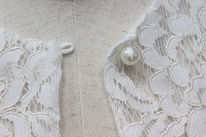 D1318 Dames ivoorkleurige kanten bruiloftssjaal met kralen - Product Image 5