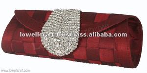 Pochette en satin rouge avec motif en treillis diamanté et décoration scintillante perlée pour soirée - Product Image 2