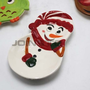 Assiette en céramique en forme de père noël avec caractéristiques faciales détaillées chapeau rouge et expression joyeuse décor de table de vacances - Product Image 2