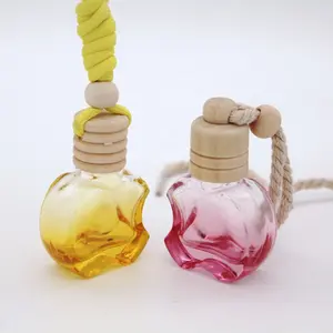 苹果形状的瓶子为芳香汽车香水