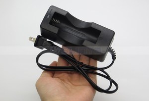 <span class=keywords><strong>18650</strong></span> מטען לסוללות ליתיום 4.2 V פנס מטען מטען שורה אחת מקצועית