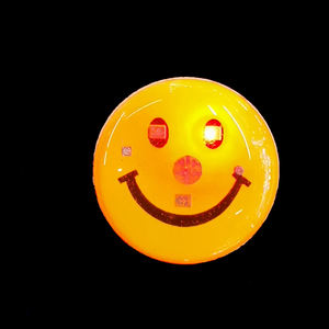 وامض أدى شارة دبوس لطيف تصميم ابتسامة مثالية لديكور الحزب والهدايا الترويجية - Product Image 3