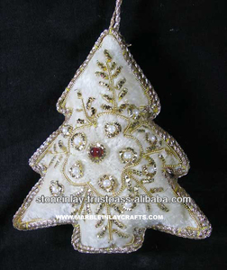 Ornement de Noël à suspendre en forme d'arbre, couleur argent, décoration de Noël, fabrication artisanale avec broderie zari et perles - Product Image 1
