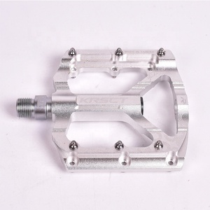 Pédale de vélo en alliage d'aluminium anodisé argenté sur mesure, service de fabrication CNC et usinage de métaux - Product Image 3