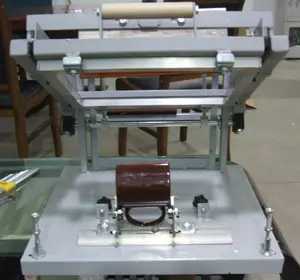 เครื่องพิมพ์หน้าจอไหมพื้นผิวโค้งแบบแมนนวล Serigrafia สำหรับขาย