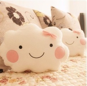 Coussin de siège en peluche en coton 100% avec un visage souriant kawaii, un nœud et un nuage - Product Image 2