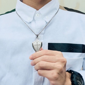종교 보석 남자 사용자 정의 새겨진 크로스 방패 믿음 목걸이 디자인 - Product Image 4