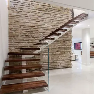 As escadas de madeira madeira madeira sólida moderna interna