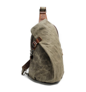 Borsa da uomo impermeabile a tracolla in pelle con tracolla in tela cerata - Product Image 4