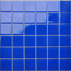 Carrelage de sol et mur en mosaïque de bleu et blanc, noir et bleu, pour la piscine - Product Image 1