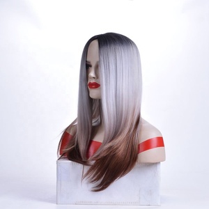 <span class=keywords><strong>Parrucca</strong></span> Sintetica <span class=keywords><strong>Lunga</strong></span> e Liscia Grigio Argento Ombré Naturale per Donne Bianche, Vendita all'Ingrosso - Product Image 4