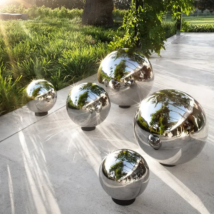 Большая полированная сферическая скульптура из нержавеющей стали для сада