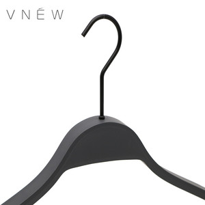 Perchas de Plástico de Lujo al por Mayor con Logotipo Personalizado para Tiendas de Ropa de Moda Rápida - Product Image 5
