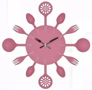 ช้อนส้อมสีชมพูนาฬิกาแขวนสำหรับตกแต่งห้องครัวด้วยช้อนพลาสติกและส้อม