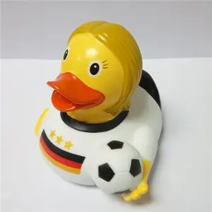 定制搞笑女足球运动员鸭玩具，促销女性足球橡胶鸭