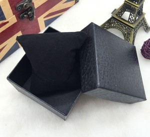 Bán buôn 2025 hình vuông da dập nổi Giấy hộp đồng hồ với gối nhiều màu sắc - Product Image 1