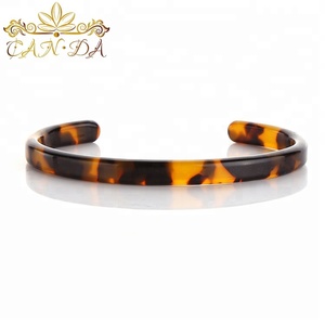 Di vendita calda regolabile aperto <span class=keywords><strong>c</strong></span> <span class=keywords><strong>a</strong></span> forma di guscio di tartaruga ragazze acetato fatto <span class=keywords><strong>a</strong></span> mano braccialetto delle donne di stile elegante lucido del braccialetto del braccialetto - Product Image 3