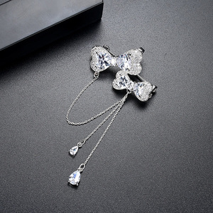 LUOTEEMIロングラインシャイニーフラワーシェイプカッパーダブルバタフライマイクロ舗装パールスターブローチ女性パーティー用 - Product Image 4