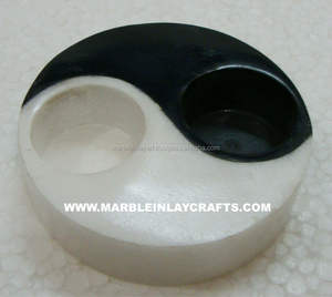 Bougeoirs en pierre ollaire noire et blanche, style antique - Product Image 1