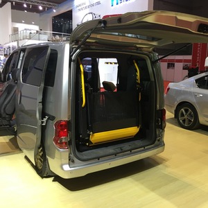 Alat Bantu Transfer Pasien Kursi Roda ke Kendaraan Mobil Van Minivan Lift Kursi Roda Elektrik Hidrolik untuk Penyandang Disabilitas - Product Image 3