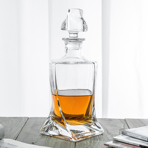 <span class=keywords><strong>Carafe</strong></span> à whisky torsadée en <span class=keywords><strong>cristal</strong></span> sans plomb NOVARE 800 ml avec logo personnalisé pour usage domestique, style bohème - Product Image 1