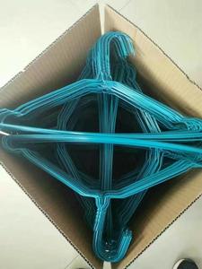 Perchas de Alambre Metálico de 16 Pulgadas con Recubrimiento en Polvo Azul para Lavanderías, Tintorerías y Tiendas de Ropa - Product Image 6